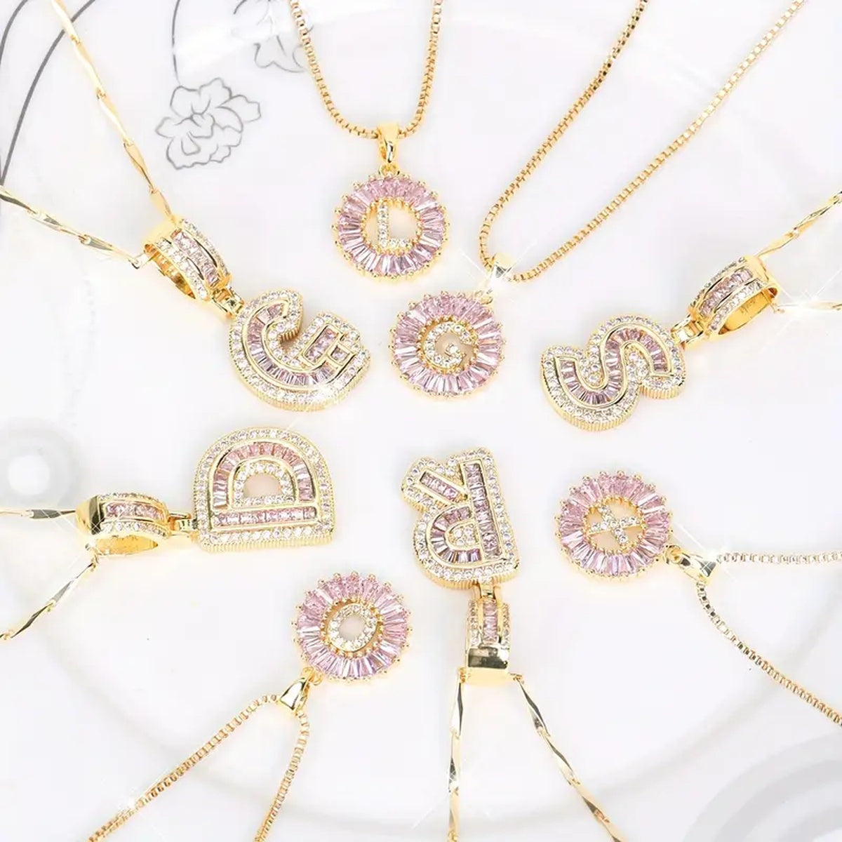 Dois Colares Letra com Brilhantes