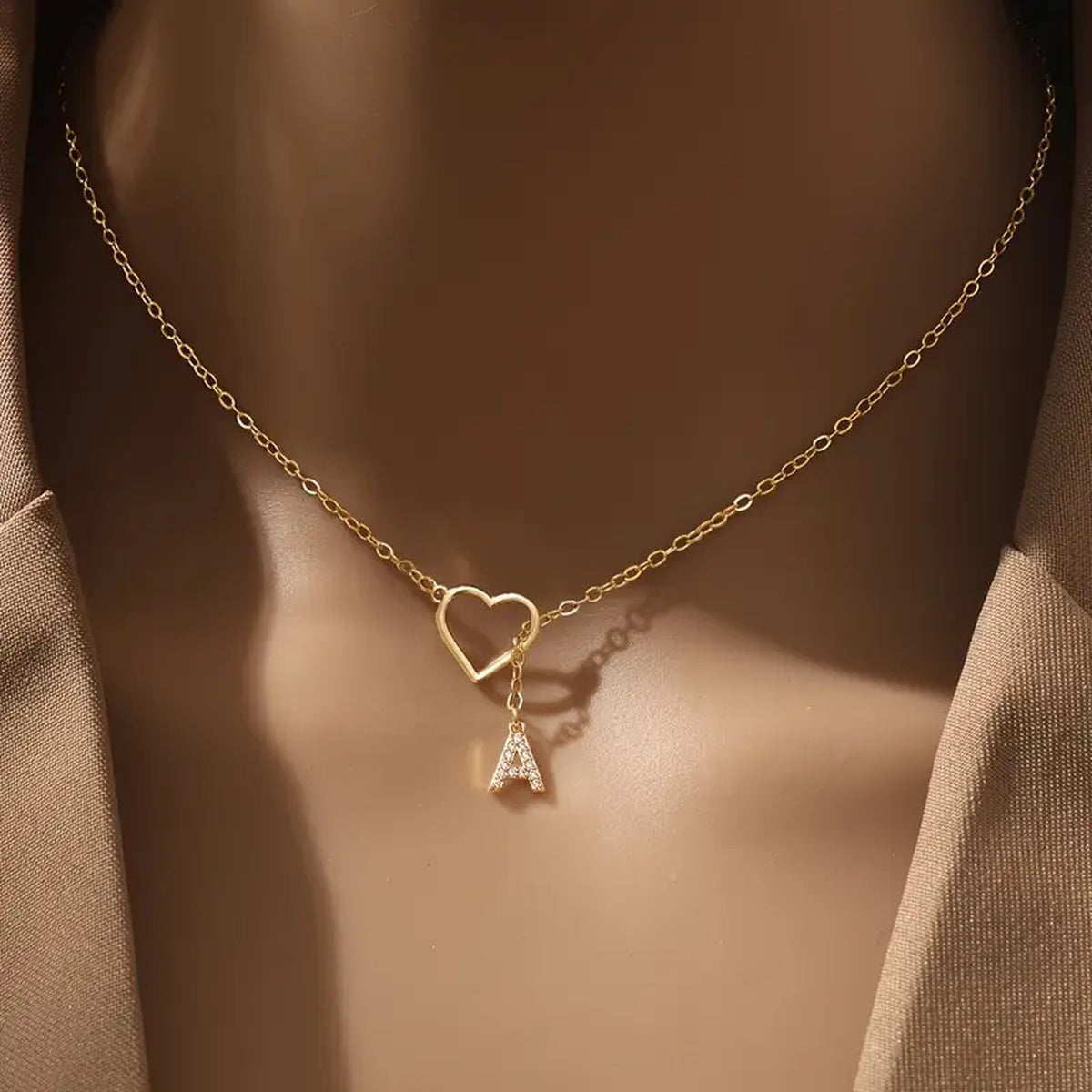 Colar Coração com Inicial e Brilhantes