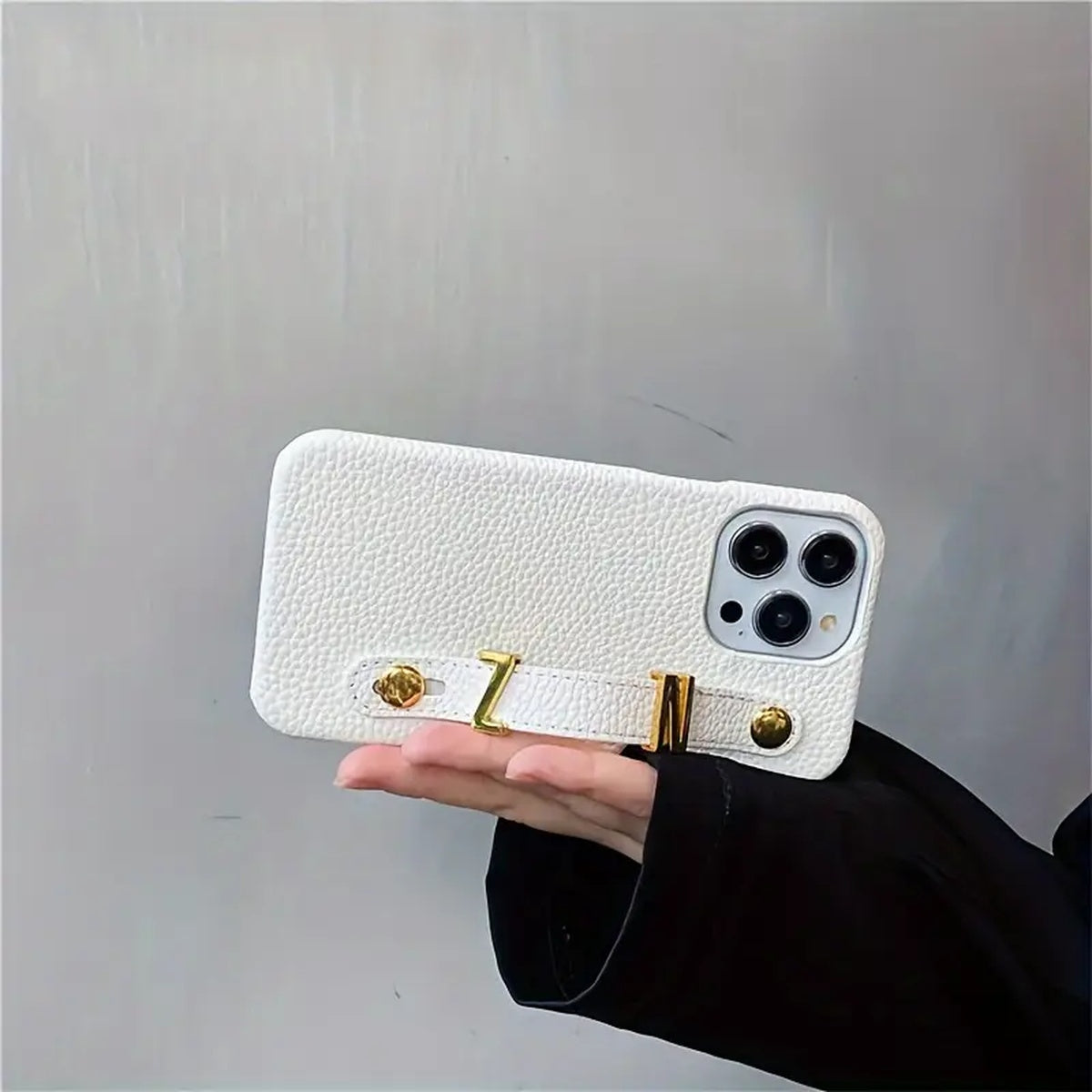 Capa iPhone com Duas Iniciais e Fivela