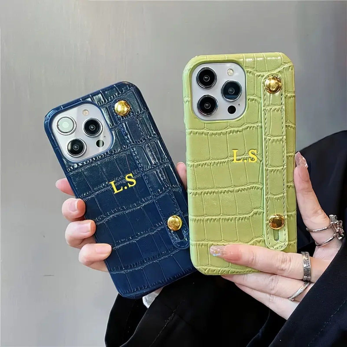Capa iPhone Croco com Iniciais e Fivela
