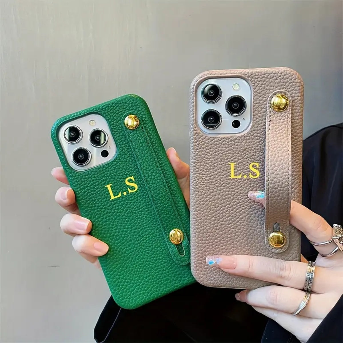 Capa iPhone com Iniciais e Fivela