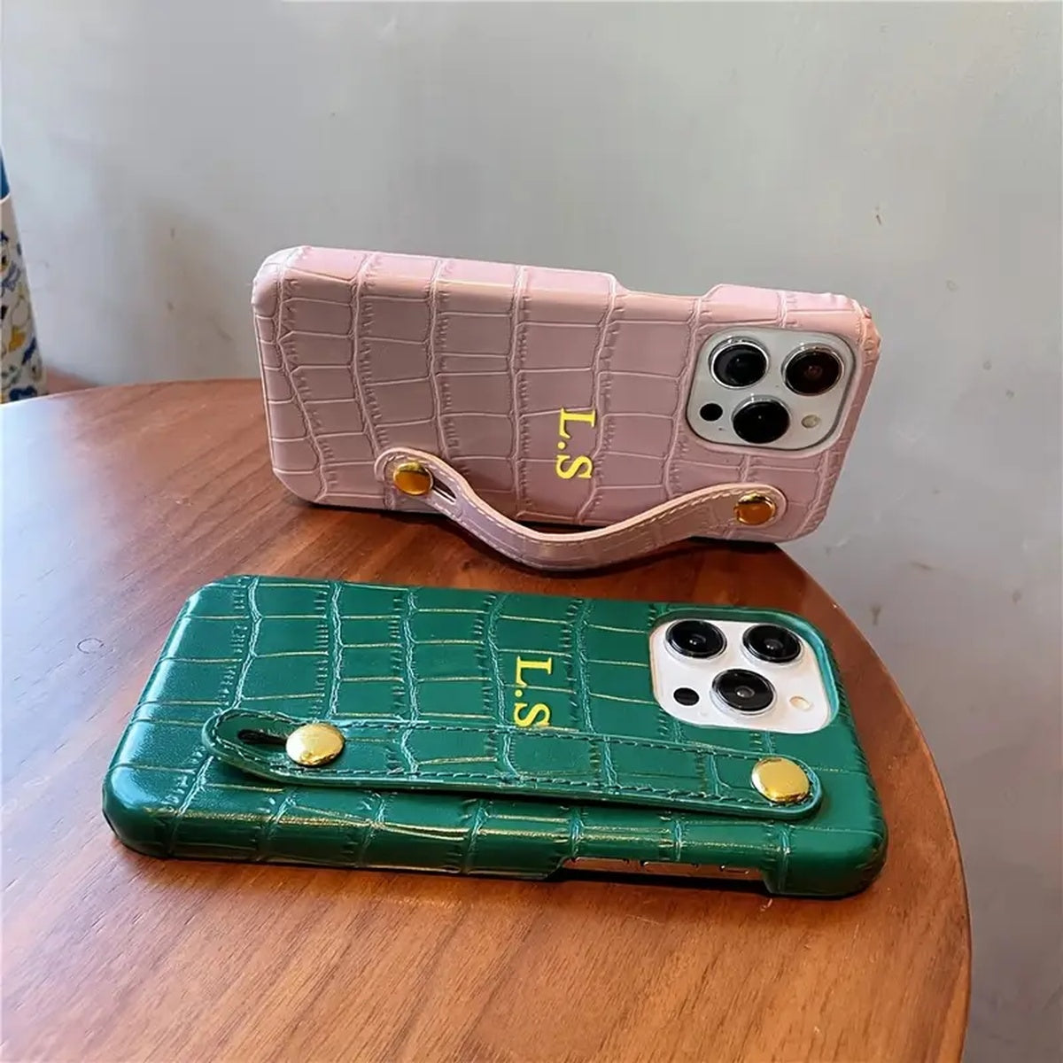 Capa iPhone Croco com Iniciais e Fivela