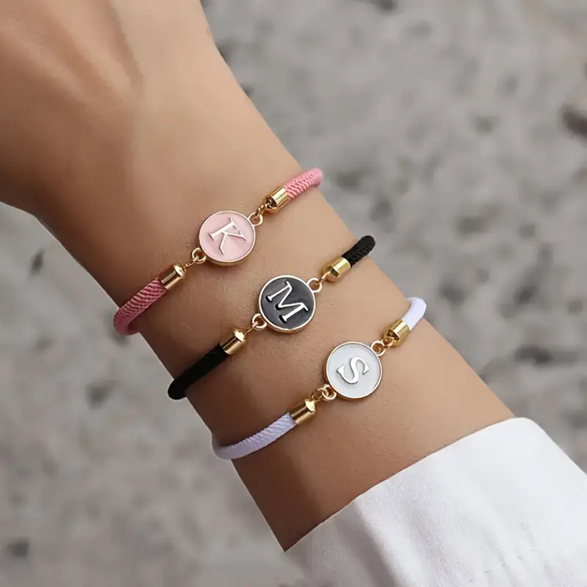 Pulseira Tecido com Inicial Redonda