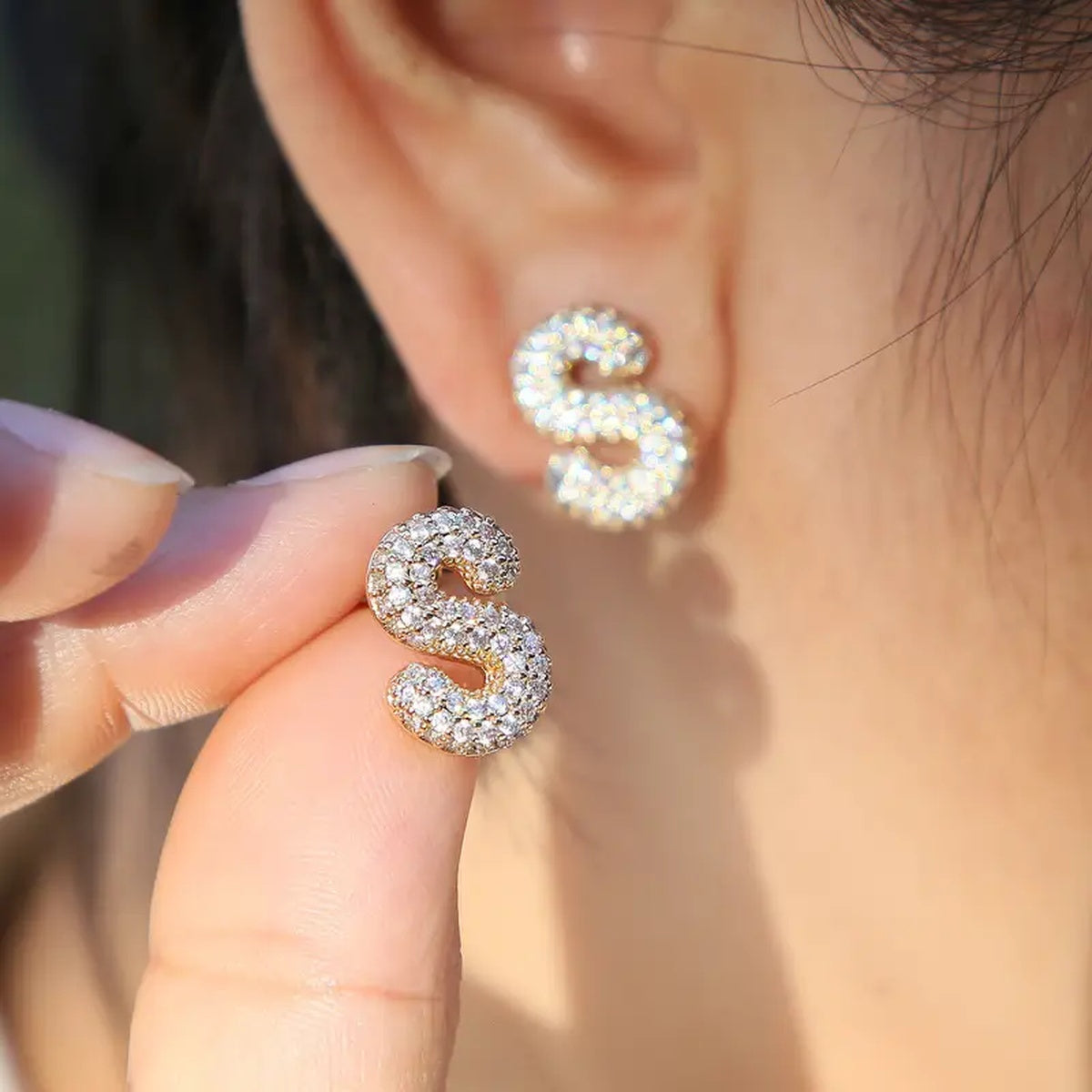 Brincos com Iniciais Brilhantes