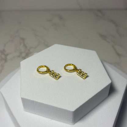 Brincos com Inicial e Brilhante