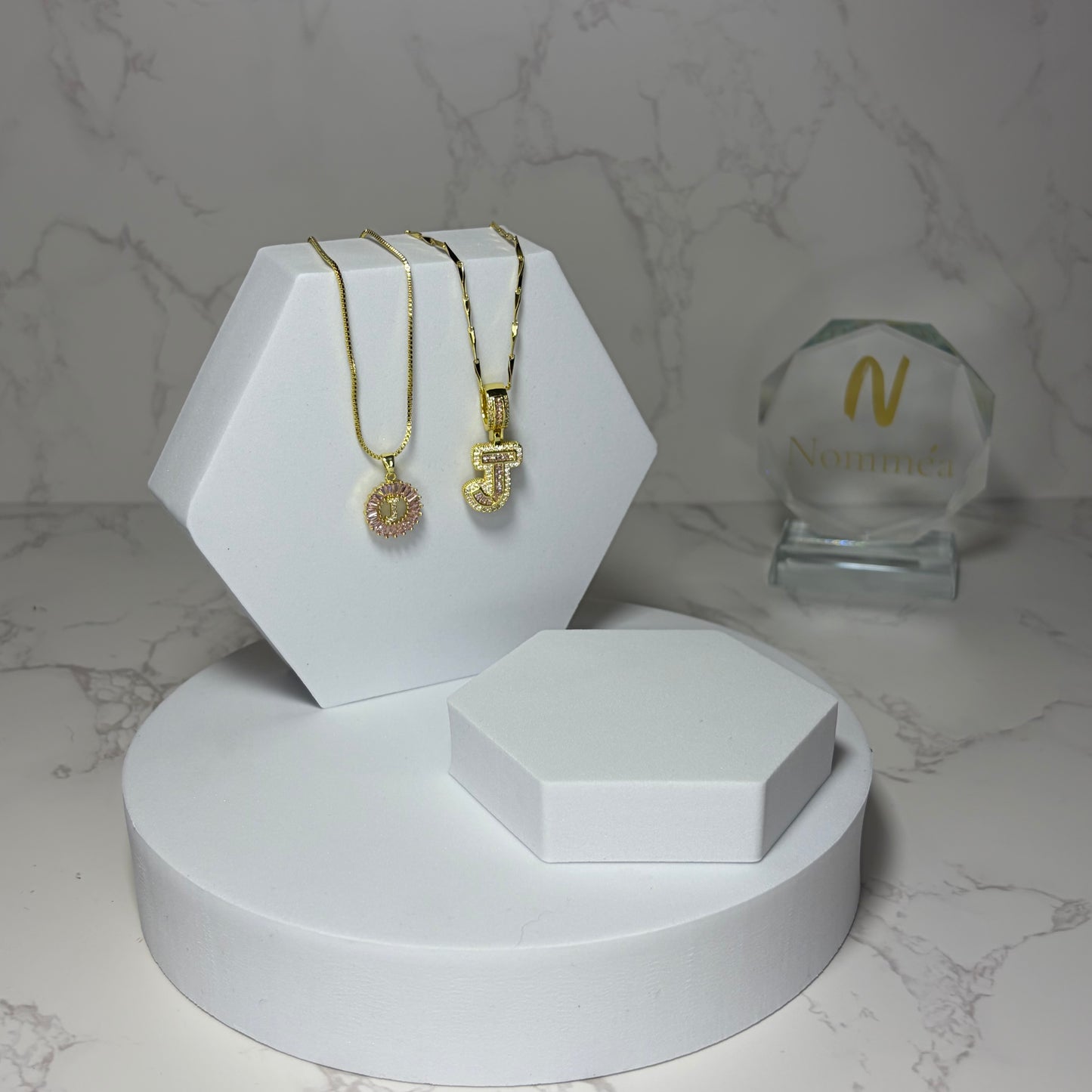 Dois Colares Letra com Brilhantes