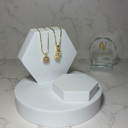 Dois Colares Letra com Brilhantes