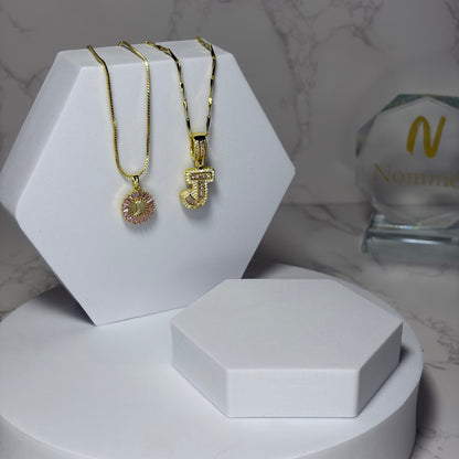 Dois Colares Letra com Brilhantes