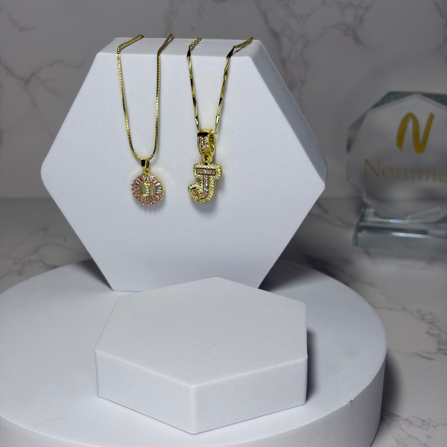 Dois Colares Letra com Brilhantes