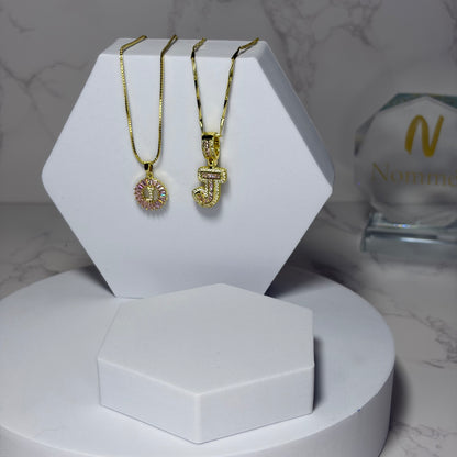 Dois Colares Letra com Brilhantes