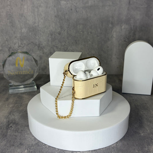 Capa AirPods Croc com detalhe dourado