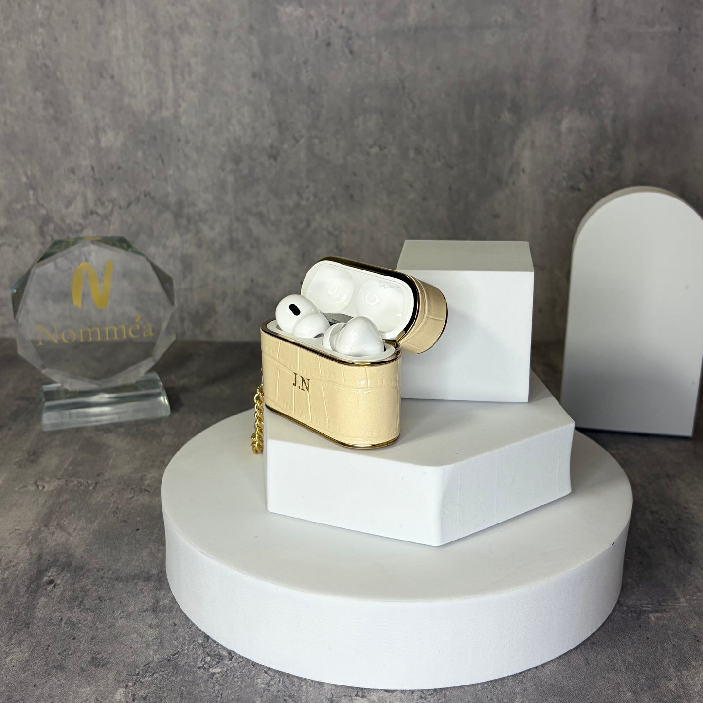 Capa AirPods Croc com detalhe dourado