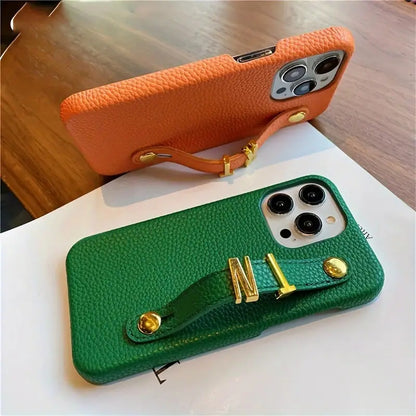 Capa iPhone com Duas Iniciais e Fivela