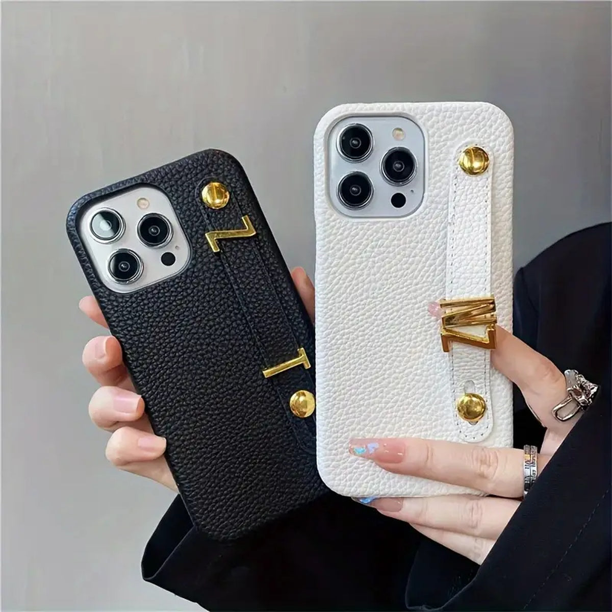 Capa iPhone com Duas Iniciais e Fivela