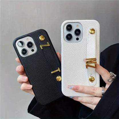 Capa iPhone com Duas Iniciais e Fivela